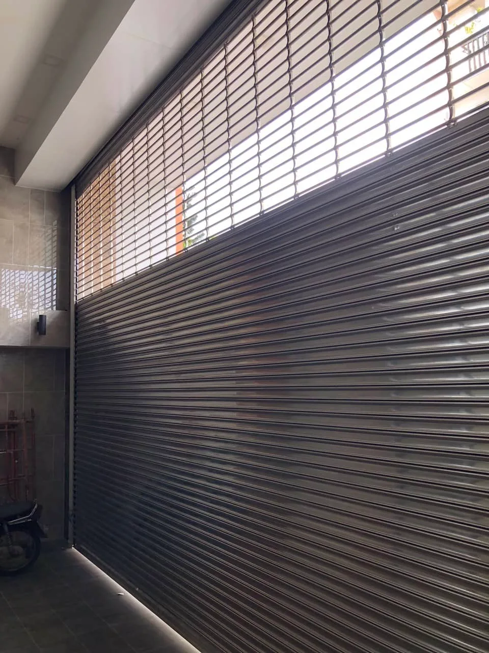 Lắp đặt cửa cuốn inox
