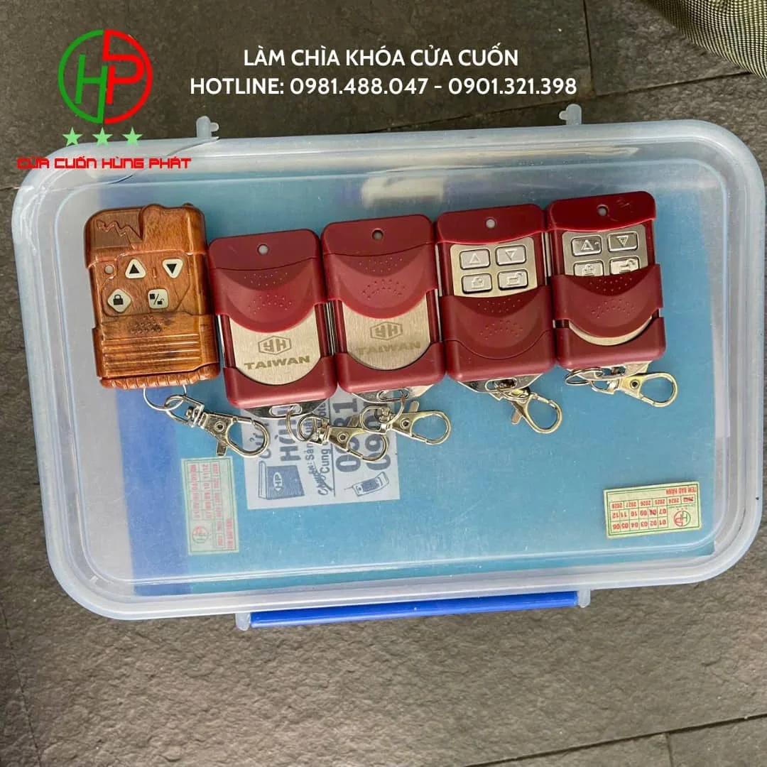 Làm chìa khóa cửa cuốn 3