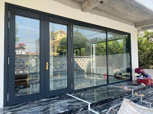 Báo Giá Cửa Nhôm Kính|Lùa|Thủy Lực✅Cửa Sổ Nhôm Giả Gỗ【2025】 giá cửa nhôm kính đẹp