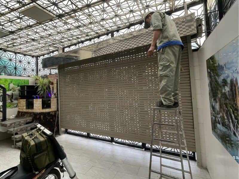 Dịch vụ sửa cửa cuốn giá rẻ 24/24 | Cửa Cuốn Hùng Phát